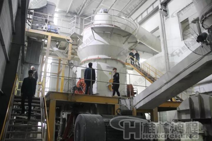 圖：與會(huì)人員參觀鴻程車間并針對氫氧化鈣生產(chǎn)線展開探討
