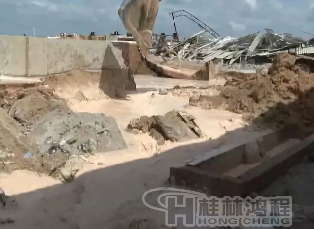廉江政府鐵腕整治拆除一高嶺土廠，連設(shè)備都砸碎！