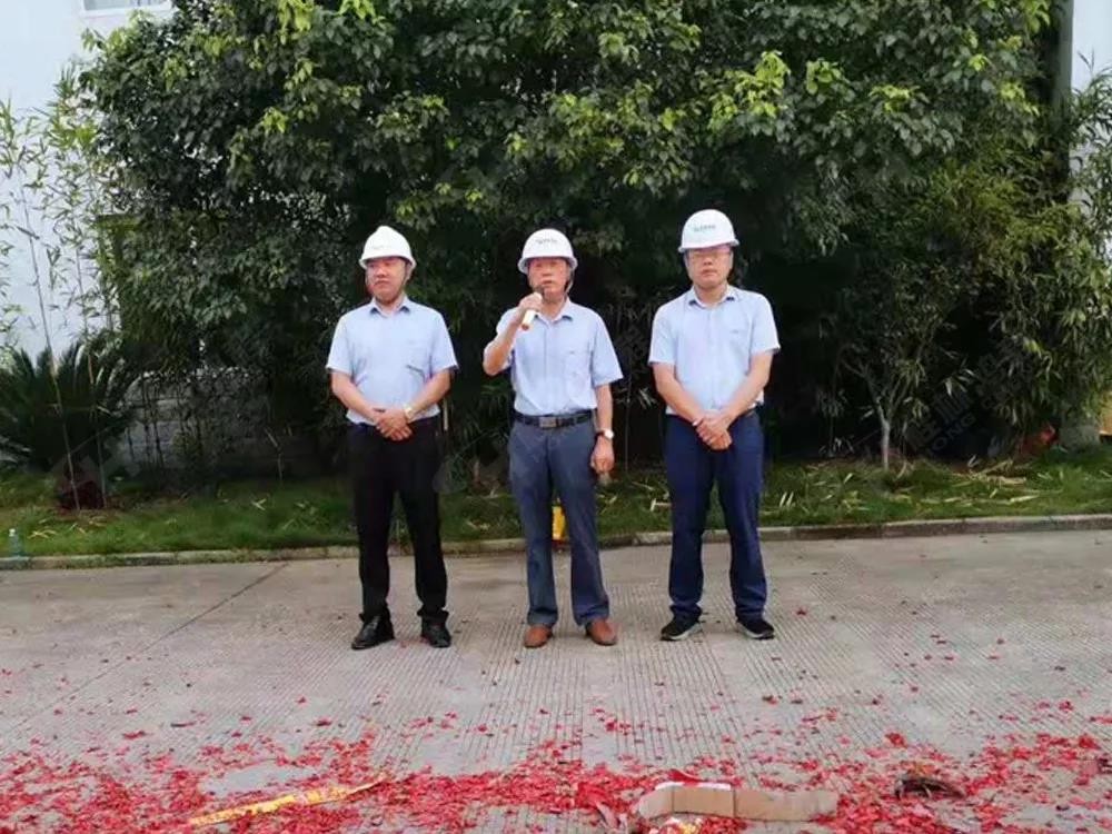 桂林鴻程董事長容平勛發(fā)表致辭桂林鴻程機電設備有限公司廠區(qū)2#生產(chǎn)廠房開工大吉！