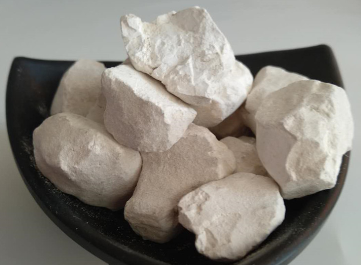 生石灰燒完還要磨粉嗎？生石灰塊磨粉機(jī)
